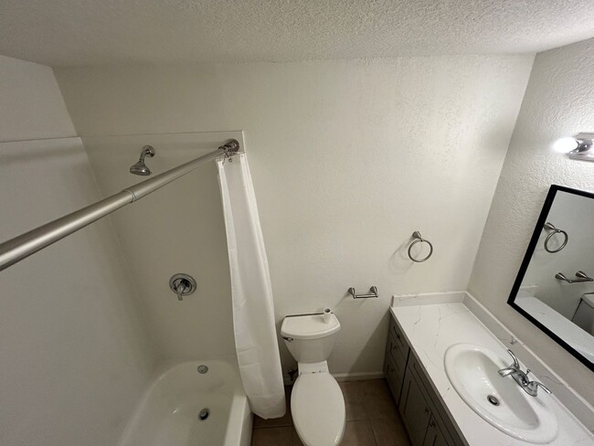 Building Photo - Updated 3 Bedroom 2 Bathroom Home in Woodland