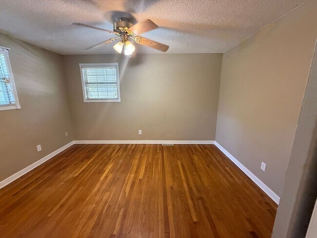 Building Photo - 905 Poinciana Dr