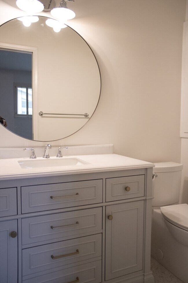 Building Photo - 3 BD 2 BA in Tahoe Park