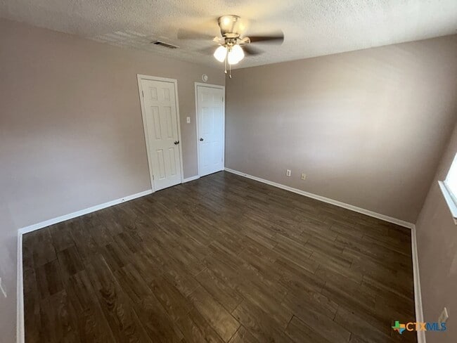 Building Photo - 105 E Reagan Ave