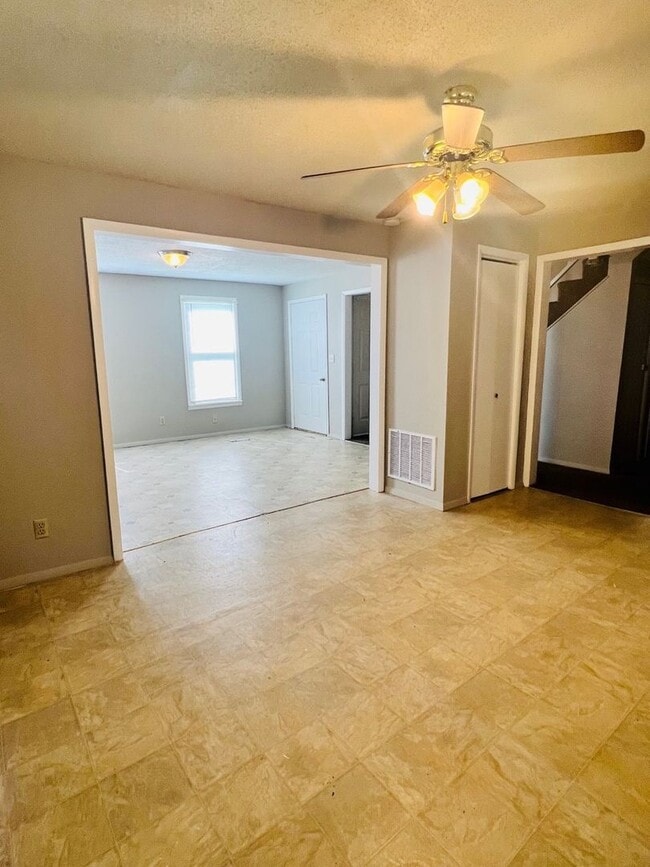 Building Photo - Spacious 2 Story Home