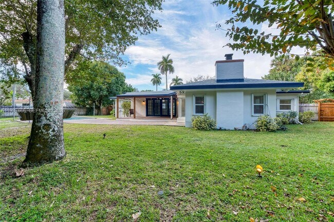 Building Photo - 812 Holly Ln