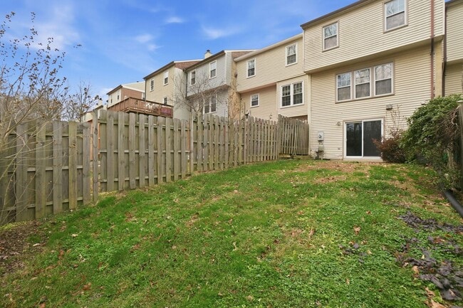 Building Photo - Welcome home to this charming three-level townhouse in the heart of Springfield!