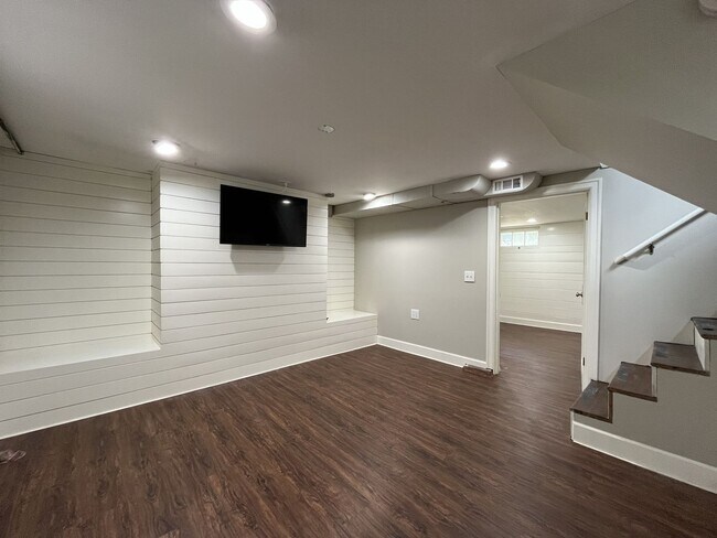 Building Photo - Stunning Rose City Park 5BD 2BA Home with Gas Fireplace Updated Finishes, Air Conditioning & Laun...