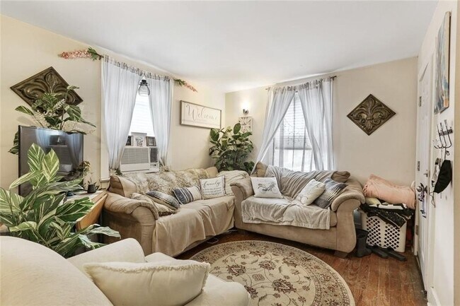 Building Photo - 522 Aurora Ave