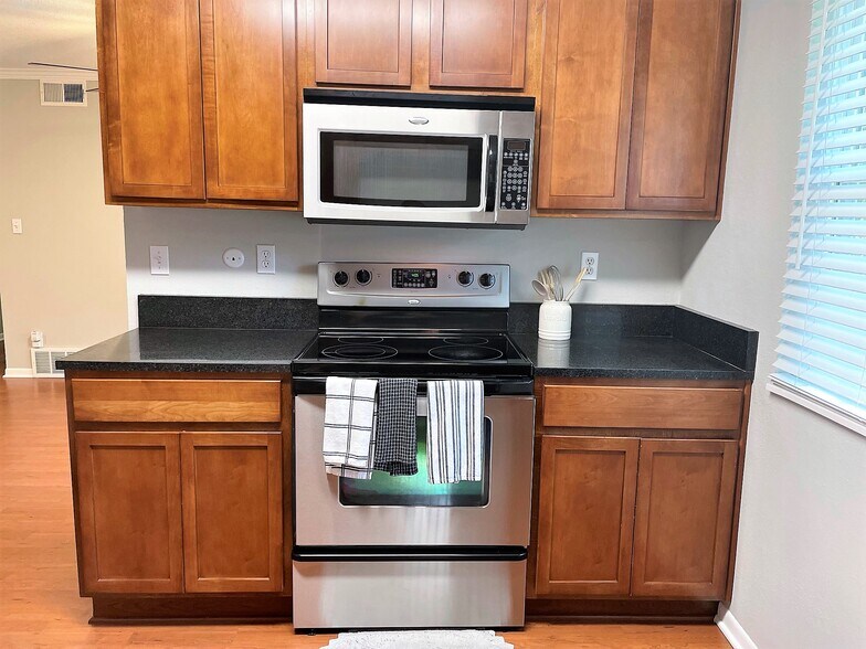 Kitchen with granite countertops - 6216 Robinson St