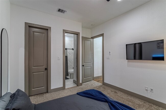 Building Photo - 5901 Crest Ct