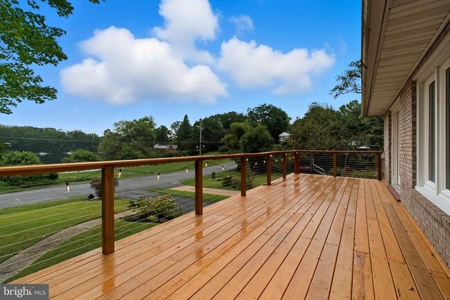Building Photo - 6251 Lakeview Dr