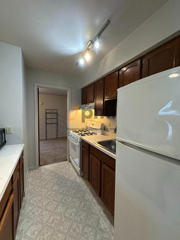 Building Photo - 703 Elm St