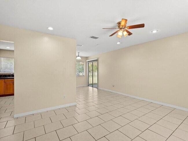 Building Photo - 254 SW Bridgeport Dr