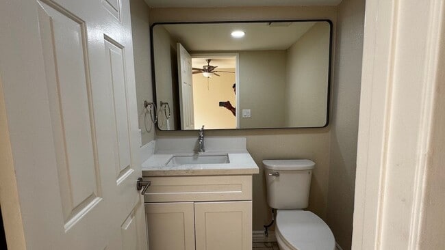 Building Photo - Modern Renovated 3-Bedroom Townhome in Gated Montclair Community | Pet-Friendly | 2-Car Garage | ...