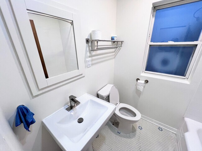 Building Photo - 5833 W Peterson Ave