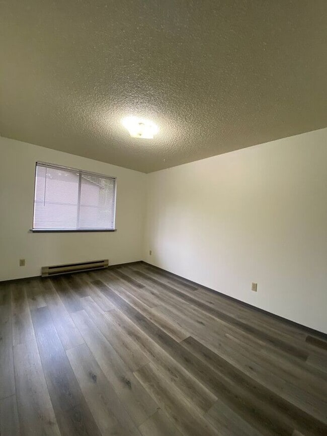 Building Photo - Updated Two Bedroom unit off Orchard Street, In Tacoma!