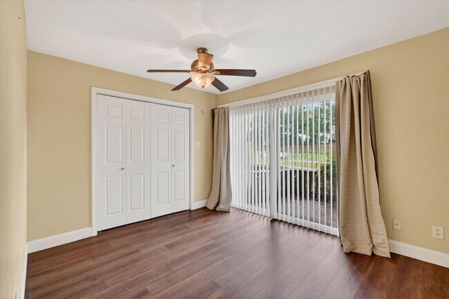 Building Photo - Las Colinas Area