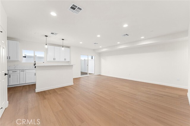 Building Photo - 902 S Hert St