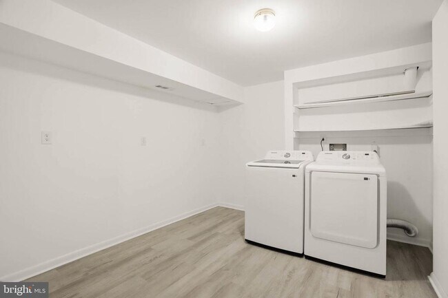 Building Photo - 1382 Almond Dr