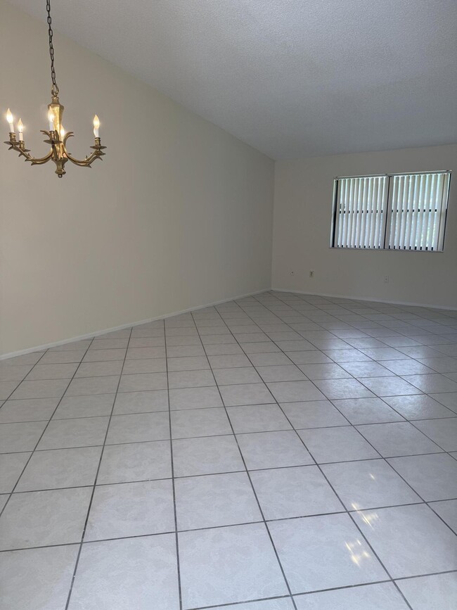 Building Photo - 446 Knollwood Ct