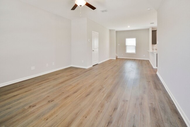 Building Photo - Move-In Ready Home with Spacious Layout and Great Location!