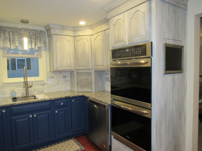 Building Photo - Gorgeous 3 Bedroom Lowell Townhouse For Rent!