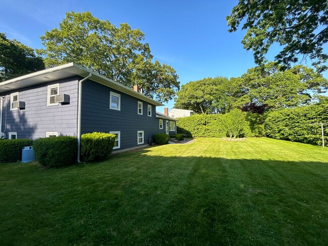 Building Photo - Great spacious Single Family