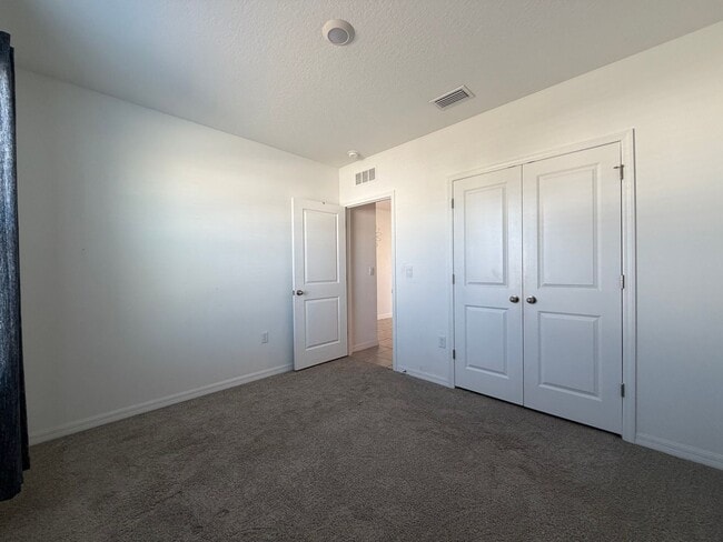 Building Photo - Beautiful 4 bed/3 bath 2 story!