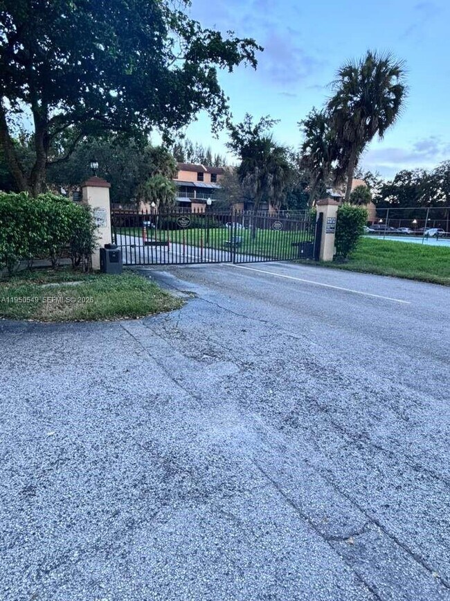 Building Photo - 430 Commodore Dr