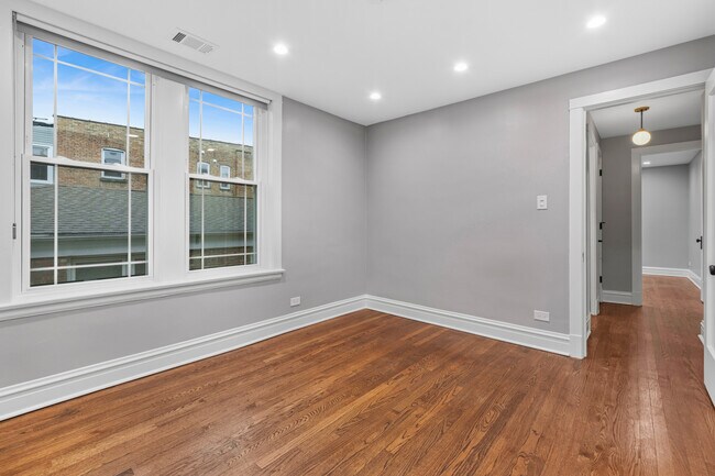 Building Photo - 4932 N Ridgeway Ave