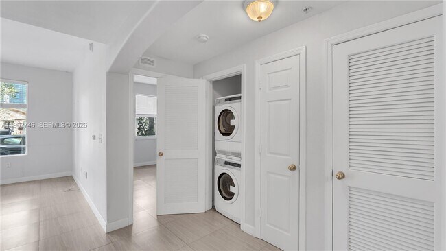 Building Photo - 533 NE 3rd Ave