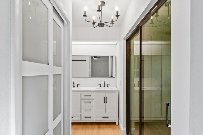 Building Photo - Charming Townhouse for Lease