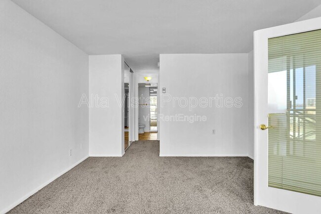Building Photo - 3916 Riviera Dr