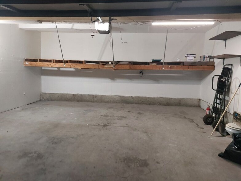 Building Photo - 927 S Downey Pl