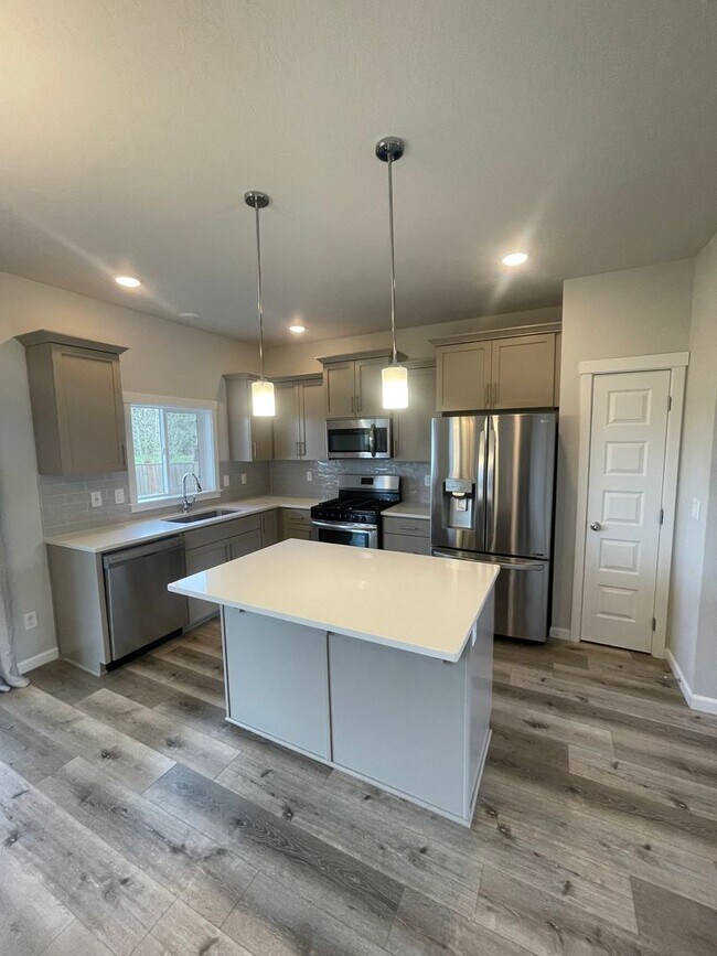 Building Photo - ** MOVE IN SPECIAL!** Must See in NE Albany!