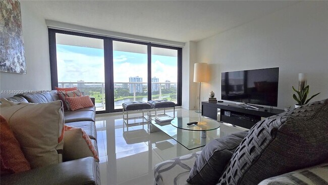 Building Photo - 3731 N Country Club Dr