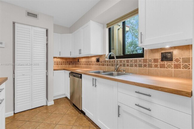 Building Photo - 15405 Miami Lakeway N
