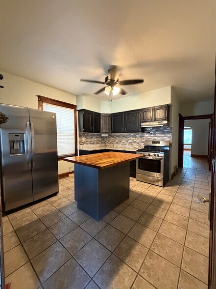 Building Photo - 2107 S 59th Ct