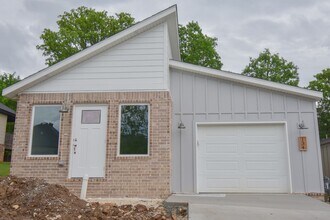 Building Photo - 2 Bed 2 Bathroom Home!!