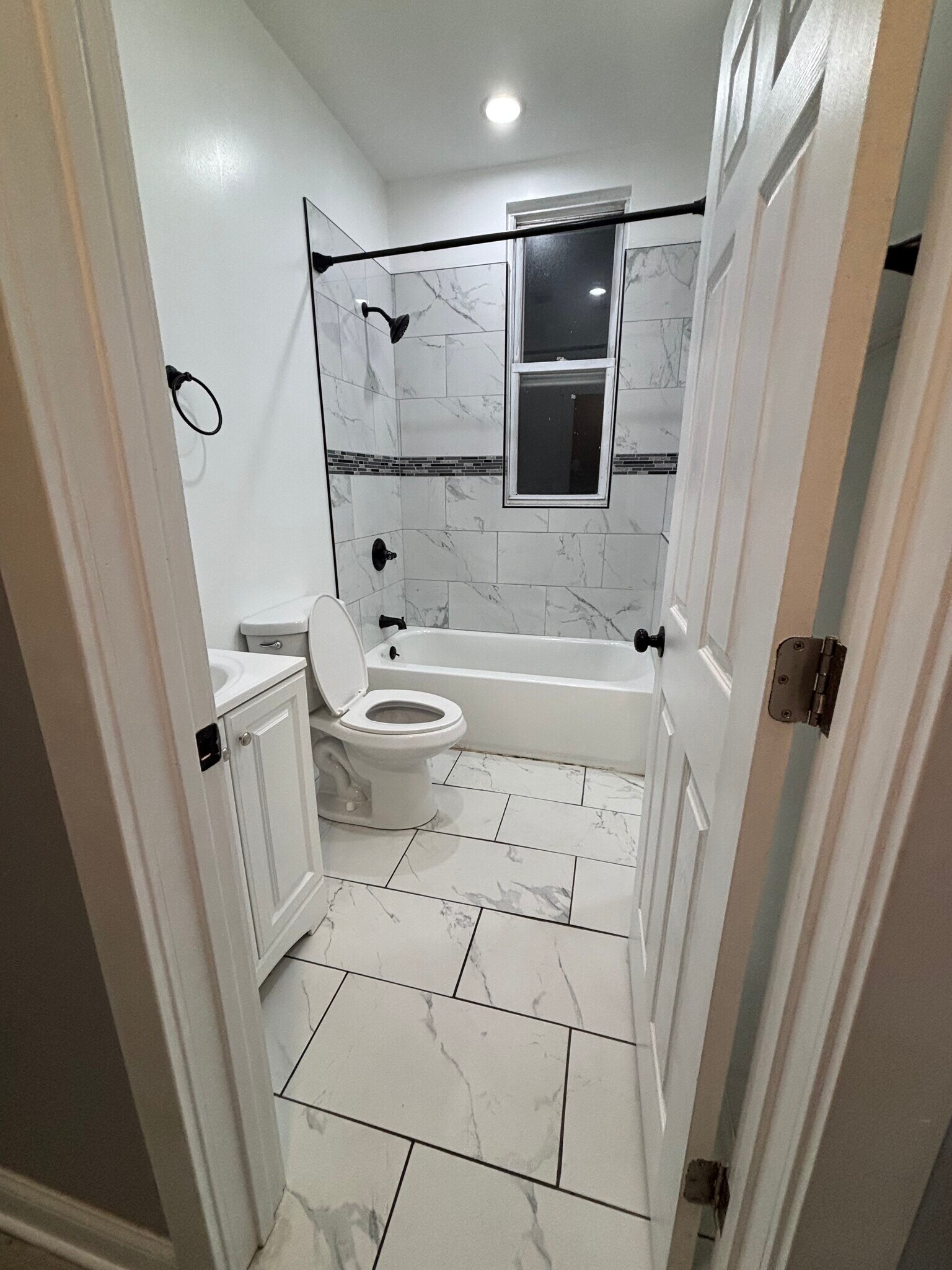 Bathroom - 3130 W Arthington St