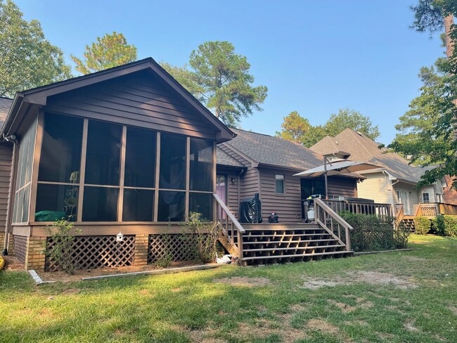 Building Photo - Carolina Lakes!!