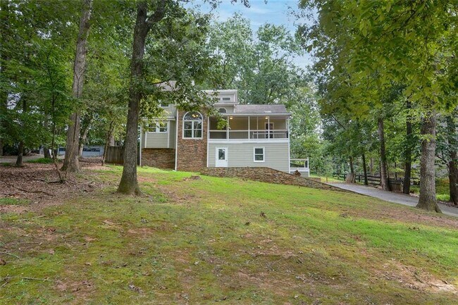 Building Photo - 639 Lakeshore Dr NW