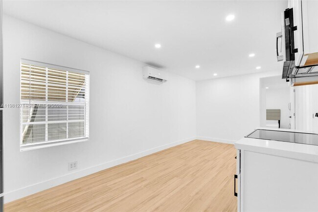 Building Photo - 2419 Coolidge St