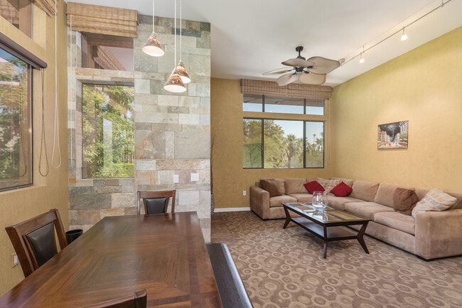 Building Photo - 780 E Palm Canyon Dr
