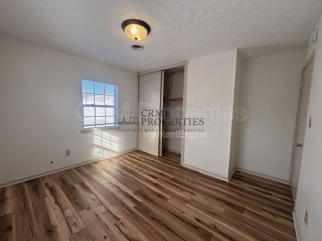 Building Photo - 1008 E Fischer St