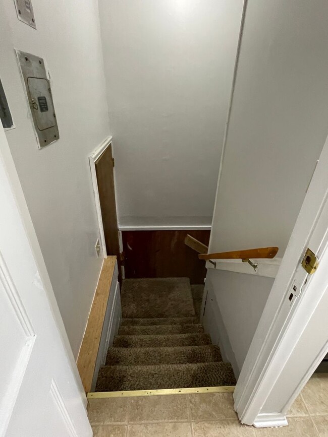 Building Photo - 2 Bedroom, 1 Bath Upstairs Unit for Rent