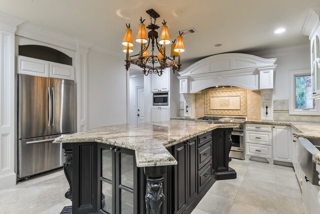 Building Photo - 15 W Shady Ln