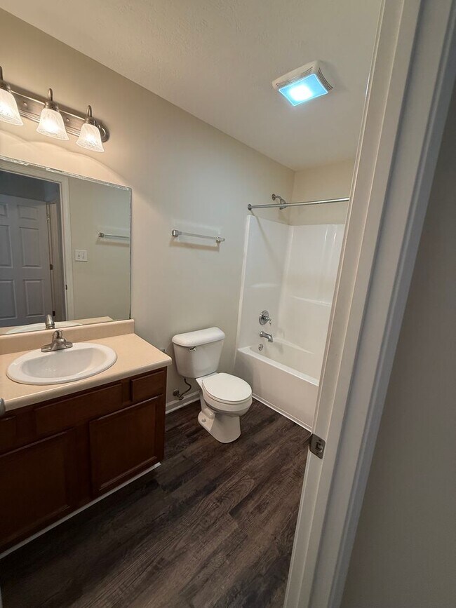 Building Photo - Charming 3 Bedroom 2.5 Bath townhome in Powell