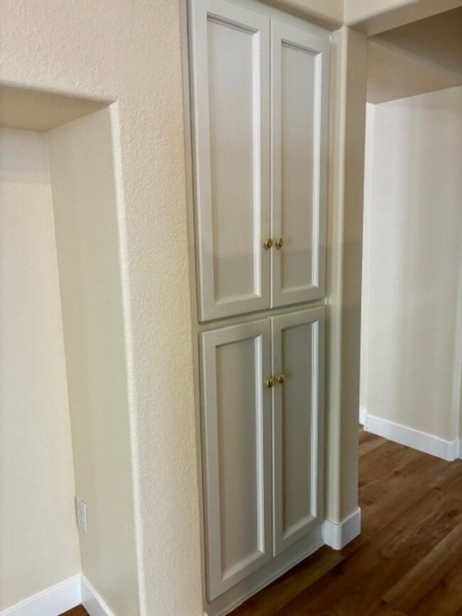 Building Photo - Newly Renovated Interior!