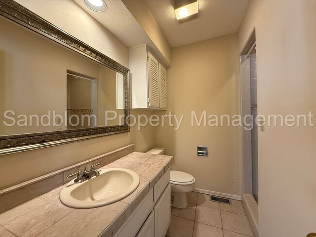 Building Photo - For Lease | South Tulsa - Townhouse | $150...