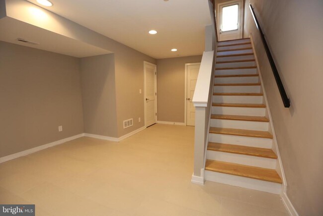 Building Photo - 1106 E Hewson St