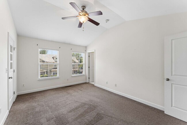Building Photo - 553 Rosedale Ave