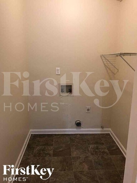 Building Photo - 5334 Memorial Ln SW